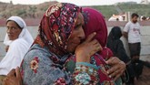Mereka kian terperangah ketika mengetahui bahwa 10 dari 17 korban yang meninggal adalah warga sipil. (Reuters/Stringer)