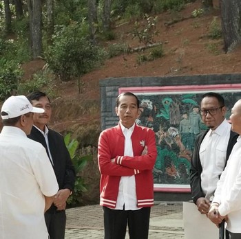 Intip Gaya Kasual Jokowi Saat Beli Jaket Ulos di Tapanuli