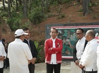 Intip Gaya Kasual Jokowi Saat Beli Jaket Ulos di Tapanuli