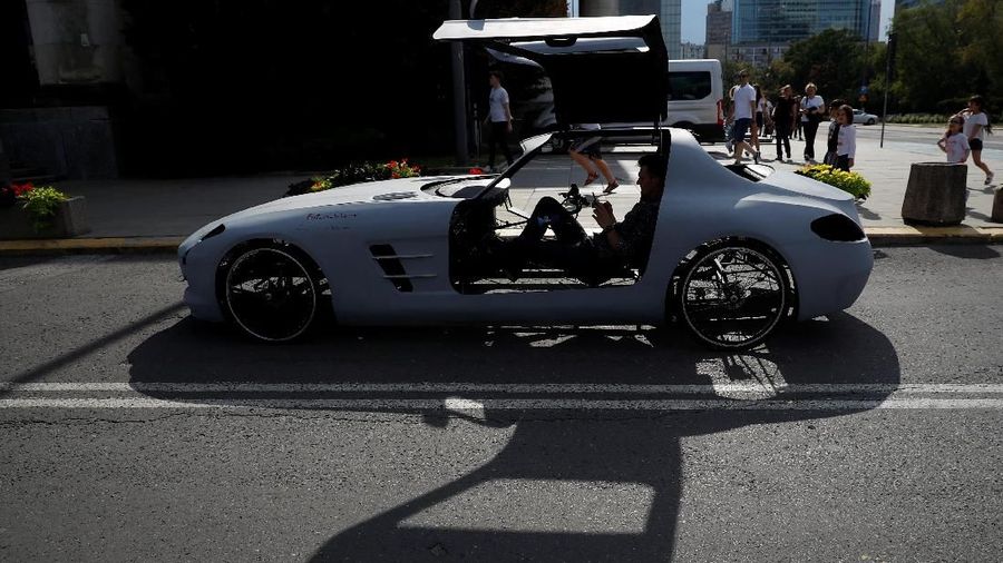 Warga Polandia ciptakan kendaraan unik, hasil modifikasi sepeda yang dilapisi dengan badan mobil mewah. Desainnya mirip dengan Mercedes-Benz