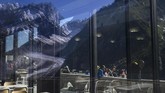 Di area Mont Blanc, magnet bagi pendaki di musim panas, rute pendakian menjadi lebih berbahaya karena banyak batu berjatuhan dari puncak. (AFP Photo/Marco Betorello)