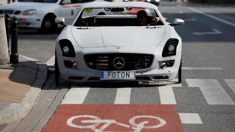 Warga Polandia ciptakan kendaraan unik, hasil modifikasi sepeda yang dilapisi dengan badan mobil mewah. Desainnya mirip dengan Mercedes-Benz