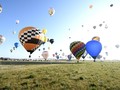 VIDEO: Ratusan Balon Udara Terbang di Langit Prancis