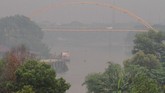 Kabut asap dampak dari kebakaran hutan dan lahan yang terjadi di beberapa wilayah di Provinsi Riau terlihat di kawasan Sungai Siak, Pekanbaru, Riau, 30 Juli 2019. (ANTARA FOTO/Rony Muharrman)