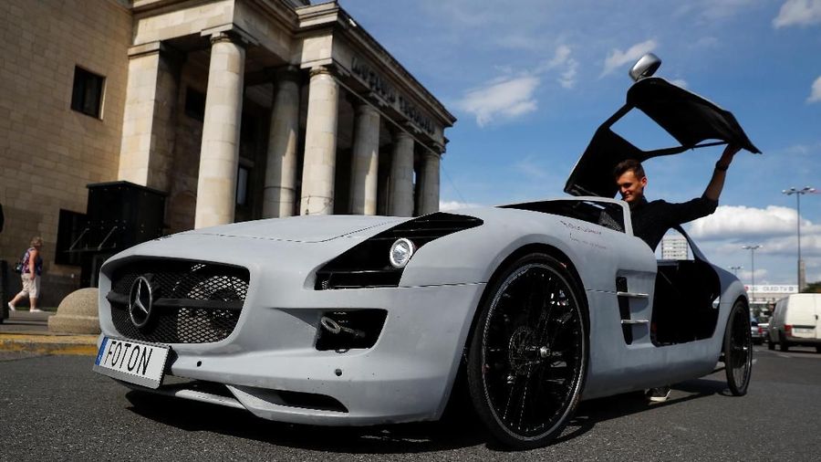 Mobil Sport bertenaga Bermesin Pedal (REUTERS/Kacper Pempel) Car enthusiast Andrzej Burek gets into a cycleable sports car, which he built, in front of the Palace of Culture in Warsaw, Poland July 21, 2019. The vehicle built the Polish car enthusiast is in fact a bicycle modified to look like the supercar of his dreams, the Mercedes SLS AMG. REUTERS/Kacper Pempel