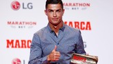 Ronaldo mengangkat trofi Marca Legend yang dianugerahkan kepadanya lantaran kesuksesan di bidang olahraga sepak bola. (REUTERS/Juan Medina)