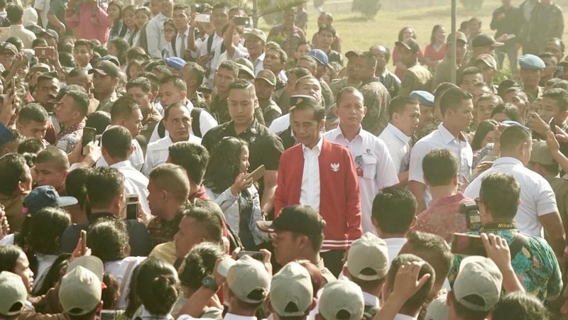 Presiden Joko Widodo mengunjungi kawasan wisata Salib Kasih di Kabupaten Tapanuli Utara, Provinsi Sumatera Utara, Selasa (30/7/2019).