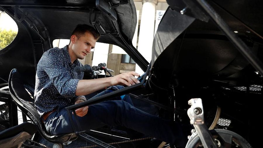 Warga Polandia ciptakan kendaraan unik, hasil modifikasi sepeda yang dilapisi dengan badan mobil mewah. Desainnya mirip dengan Mercedes-Benz