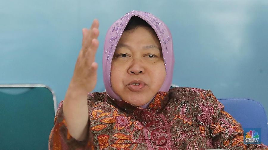 Pemerintah Kota (Pemkot) Surabaya memproduksi hand sanitizer secara mandiri sebagai pencegahan virus corona.
