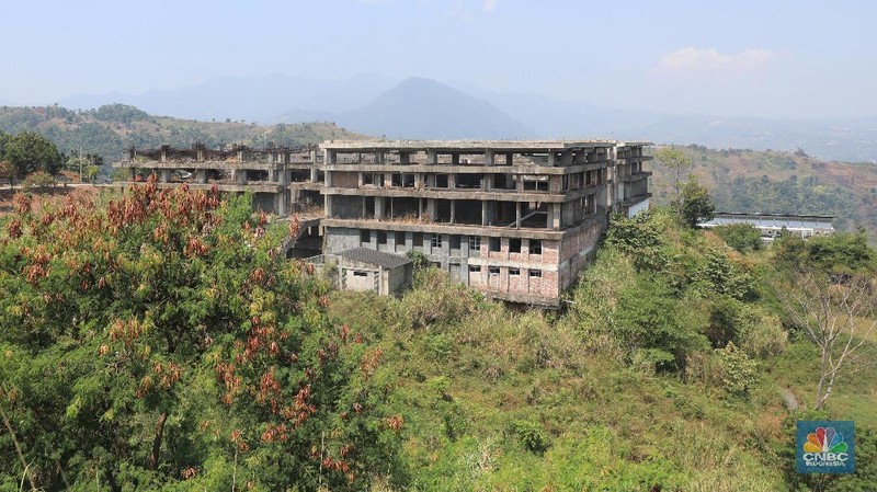 Suasana proyek Proyek Wisma Atlet di Bukit Hambalang, Kab.Bogor Jawa Barat, Rabu (31/7/2019). (CNBC Indonesia/Andrean Kristianto)