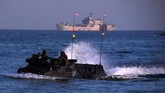 Tank amfibi berusaha mencapai bibir pantai ketika pendaratan pasukan di Pantai Banongan, Situbondo, Jawa Timur. Latihan perang ini Armada Jaya ini menggunakan skenario perang modern riil. (Antara Foto)