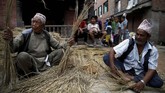 Festival Gathemangal dirayakan dalam kenangan tentang mitos kematian iblis bernama Ghantakarna. (REUTERS/Navesh Chitrakar)