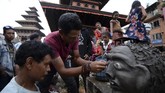 Legenda berkata, iblis bernama Ghantakarna itu meneror penduduk desa setempat dengan menculik anak-anak mereka, baik lelaki maupun perempuan. Nantinya, ia akan meminta tebusan berupa uang atau hadiah lain. (Photo by PRAKASH MATHEMA / AFP)