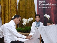 Aksi Jokowi Melukis Kain Batik di Stasiun MRT