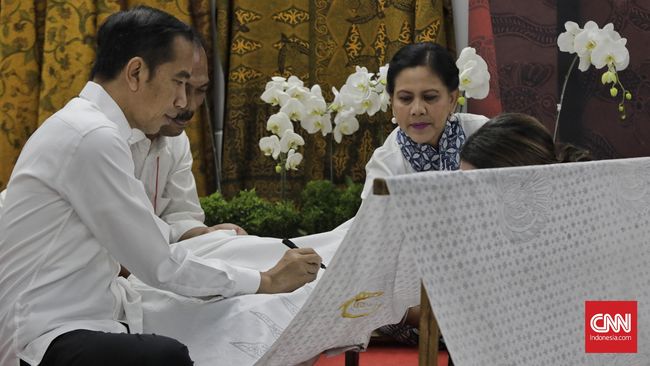 Jokowi dan Iriana Membatik Gurdo di Stasiun MRT Bundaran HI