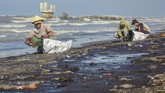 Tumpahan minyak (Oil Spill) yang tercecer di Pesisir Pantai Cemarajaya, Karawang, Jawa Barat, terjadi sejak Jumat (12/7). PT Pertamina Hulu Energi (PHE) menyatakan Insiden bermula saat pengeboran sumur reaktivasi YYA-1. (ANTARA FOTO/M Ibnu Chazar)