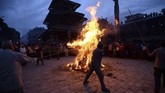 hantakarna lantas mengikuti rombongan katak sampai ke air, bahkan ikut melompat ke dalam air tanpa menyadari itu adalah rawa-rawa. Ghantakarna menjemput ajal di sana. (Photo by PRAKASH MATHEMA / AFP)