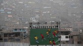 Sebuah layar memperlihatkan aksi ulang pertandingan Rugby antara Kanada dan Brasil selama Pan American Games di dalam stadion di Lima, Peru pada Minggu (28/7). (AP Photo/Moises Castillo)