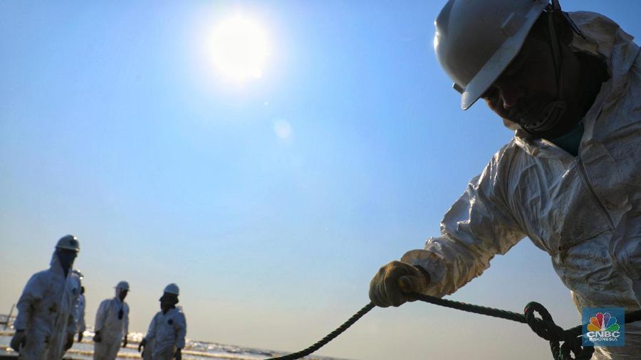 Oil boom adalah peralatan yang digunakan untuk melokalisir atau mengurung tumpahan minyak di air.