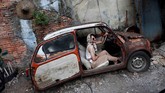 Seorang perempuan berpose di dalam mobil yang diparkir di jalanan sebagai daya tarik wisata Bangkok, Thailand pada Minggu (29/7). (Reuters/Soe Zeya Tun).