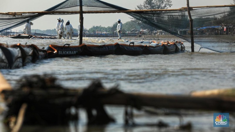 Oil boom adalah peralatan yang digunakan untuk melokalisir atau mengurung tumpahan minyak di air.