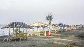 Pemerintah Kabupaten Karawang menutup sementara tempat wisata pantai di Karawang untuk mencegah kesehatan warga terdampak air laut yang tercemar tumpahan minyak mentah (Oil Spill) milik Pertamina yang tercecer di pesisir laut Karawang. (ANTARA FOTO/M Ibnu Chazar)