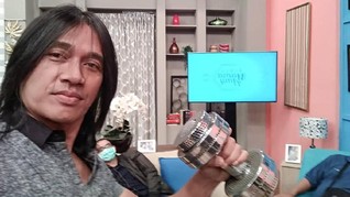 Barbel Kecil Temani Pusara Agung Hercules Saat Dimakamkan