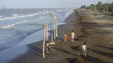 Sejumlah anak bermain di Pantai Samudera Baru, Karawang, Jawa Barat, 25 Juli 2019. Blok ONWJ, tempat asal minyak bocor, berada sekitar 7 mil laut dari pesisir utara Karawang. (ANTARA FOTO/M Ibnu Chazar)