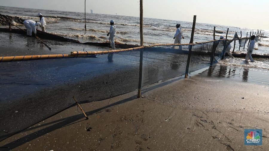 Oil boom adalah peralatan yang digunakan untuk melokalisir atau mengurung tumpahan minyak di air.