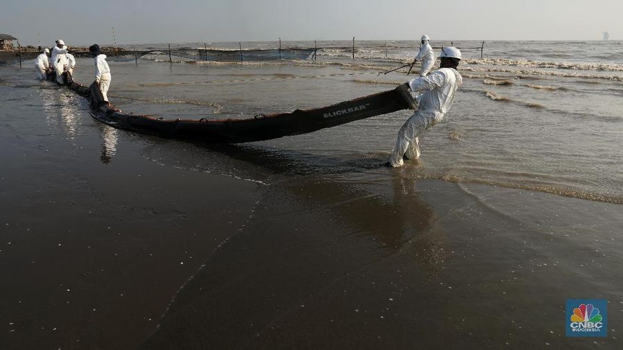 Oil boom adalah peralatan yang digunakan untuk melokalisir atau mengurung tumpahan minyak di air.