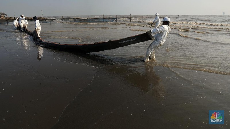 Oil boom adalah peralatan yang digunakan untuk melokalisir atau mengurung tumpahan minyak di air.