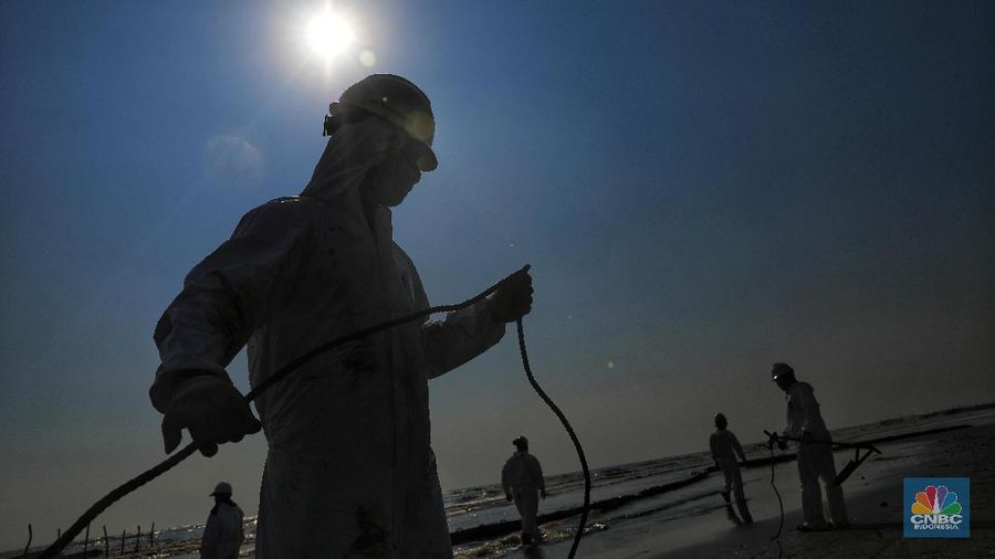 Oil boom adalah peralatan yang digunakan untuk melokalisir atau mengurung tumpahan minyak di air.