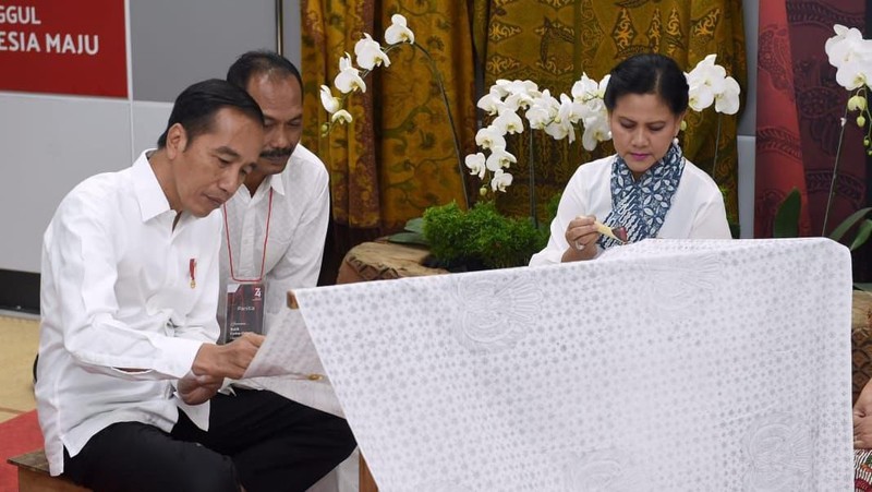 Kain batik tersebut akan dijadikan bahan perkenalan budaya Indonesia sebagai salah satu alat diplomasi pada pertemuan internasional.
