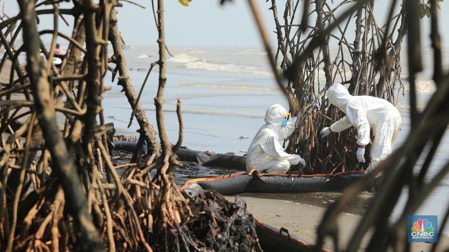 Oil boom adalah peralatan yang digunakan untuk melokalisir atau mengurung tumpahan minyak di air.