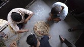 Festival yang digelar pada ’trayodashi’ atau hari ketiga di bulan Shrawan, yaitu Juli atau Agustus, juga memiliki nama lain yakni Ghantakarna Chaturdasi. (Photo by PRAKASH MATHEMA / AFP)