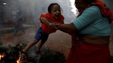 Sampai suatu hari, sekelompok besar katak tiba-tiba datang dan bersuara amat nyaring di dekat tempat tinggal Ghantakarna. Si iblis yang penasaran mencoba membuat katak-katak itu diam. (REUTERS/Navesh Chitrakar)
