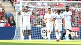 Liverpool kebobolan dalam waktu cepat. Menit keempat gawang Alisson dibobol Memphis Depay dari titik putih. (REUTERS/Denis Balibouse)