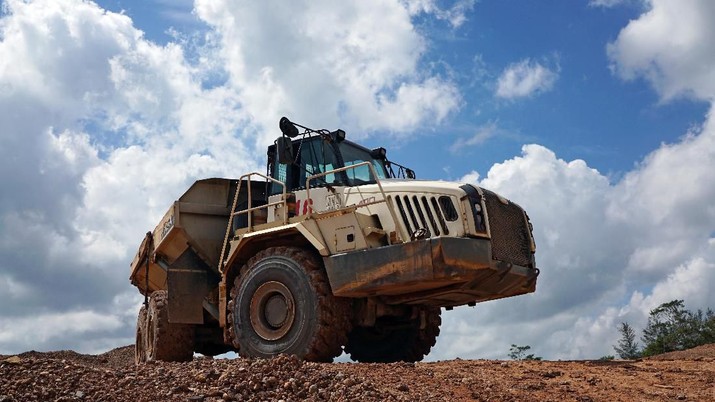 Sebuah truk melewati area penambangan timah PT Timah di Indonesia di Pemali, Pulau Bangka, Indonesia, 25 Juli 2019. REUTERS / Fransiska Nangoy A truck passes through a tin mining area of Indonesia's PT Timah in Pemali, Bangka island, Indonesia, July 25, 2019. REUTERS/Fransiska Nangoy