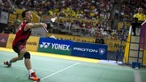 Setahun berselang, Taufik Hidayat ikut menyumbang emas bagi Indonesia bersama tim beregu Putera di Asian Games 1998 yang digelar di Bangkok. (AFP PHOTO/Saeed Khan)