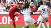 Roberto Firmino, yang baru kembali memperkuat Liverpool setelah Copa America, mencetak gol balasan untuk Liverpool pada menit ke-17. (REUTERS/Denis Balibouse)
