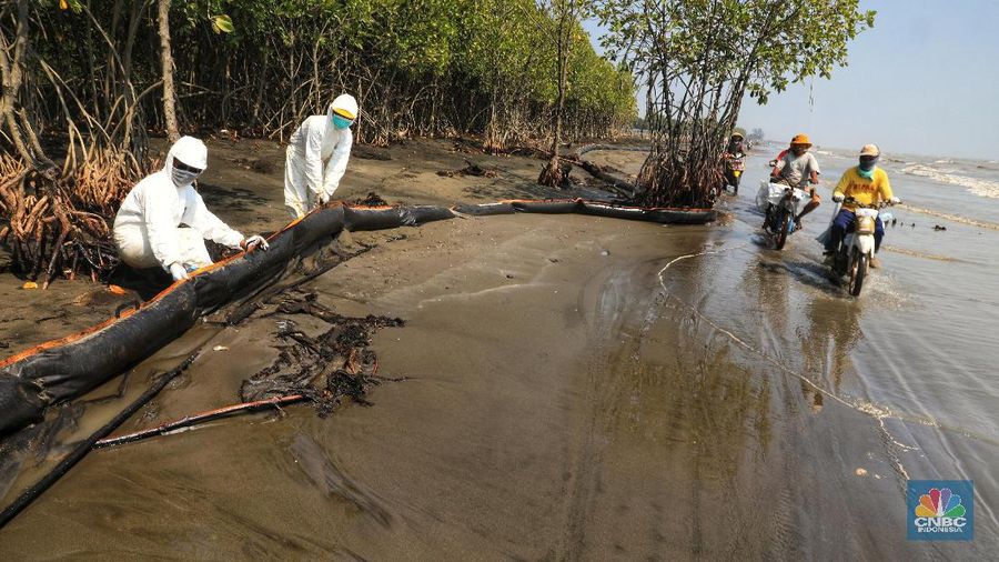 Oil boom adalah peralatan yang digunakan untuk melokalisir atau mengurung tumpahan minyak di air.