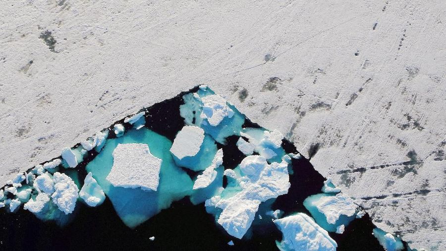 Gelombang panas yang terjadi di Eropa seminggu yang lalu menerjang Greenland, mencairkan lapisan es besar-besaran.