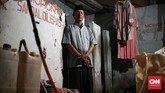 Atmawiyanto (44), asli dan berasal dari Madura. 25 tahun tinggal di kampung pesisir Penjaringan. Ia berprofesi sebagai penjaga MCK. Atmawiyanto berharap lingkungan tempat tinggalnya tetap dipertahankan, dan berubah menjadi lebih baik. CNN Indonesia/Andry Novelino
