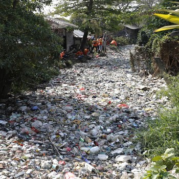 Jorok! Barisan Sampah di Kali Bahagia Tak Sebahagia Namanya