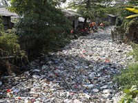 Jorok! Barisan Sampah di Kali Bahagia Tak Sebahagia Namanya