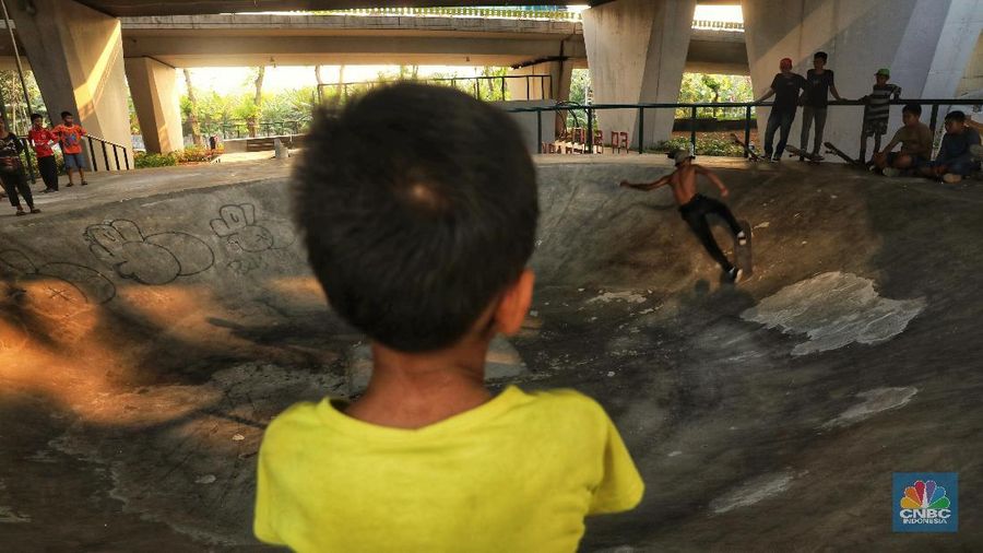Arena Skatepark ini dibangun menghabiskan dana Rp 800 juta namun kondisinya tak menjamin keselamatan para pemain.