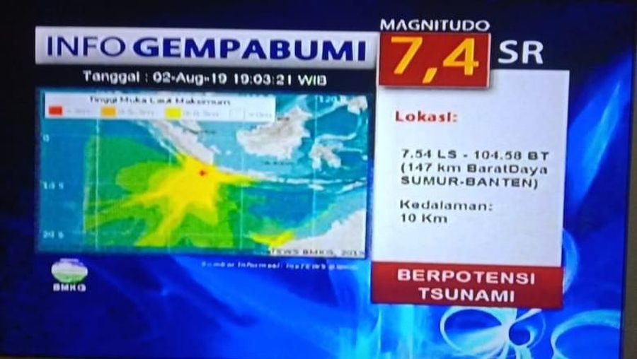 Potensi tsunami terjadi di beberapa wilayah.