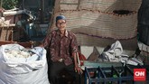 Joko, pemulung dari Kampung Bengek, Muara Baru, Penjaringan. Ia mempunyai 7 orang anak dan 7 orang cucu. Hingga tahun 2000, dia berjualan air bersih ketika warga RW 17 belum memiliki saluran PAM. Joko kini memulung karena jasa air bersihnya tergantikan saluran PAM. CNN Indonesia/Andry Novelino
