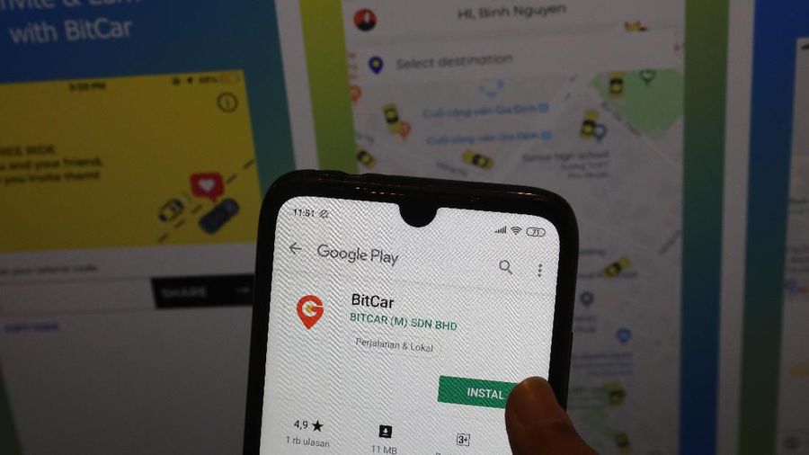 CNBC Indonesia mencoba membandingkan tarif dan layanan taksi online BitCar dengan Gojek dan Grab.