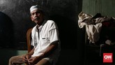 Abah Kasbi, guru ngaji di RW 17 Muara Baru. Ia berasal dari Kota Serang, Banten. Ia memiliki 5 orang anak dari 2 orang istri yang telah meninggal dunia. Dua orang anaknya telah bekerja namun ia tetap menjalankan profesinya. Ia telah menjadi guru ngaji di RW 17 sejak 1970. CNN Indonesia/Andry Novelino